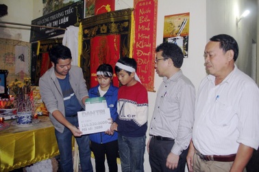 Hơn 116 triệu đồng đến với cậu bé cầu mong mẹ đừng chết