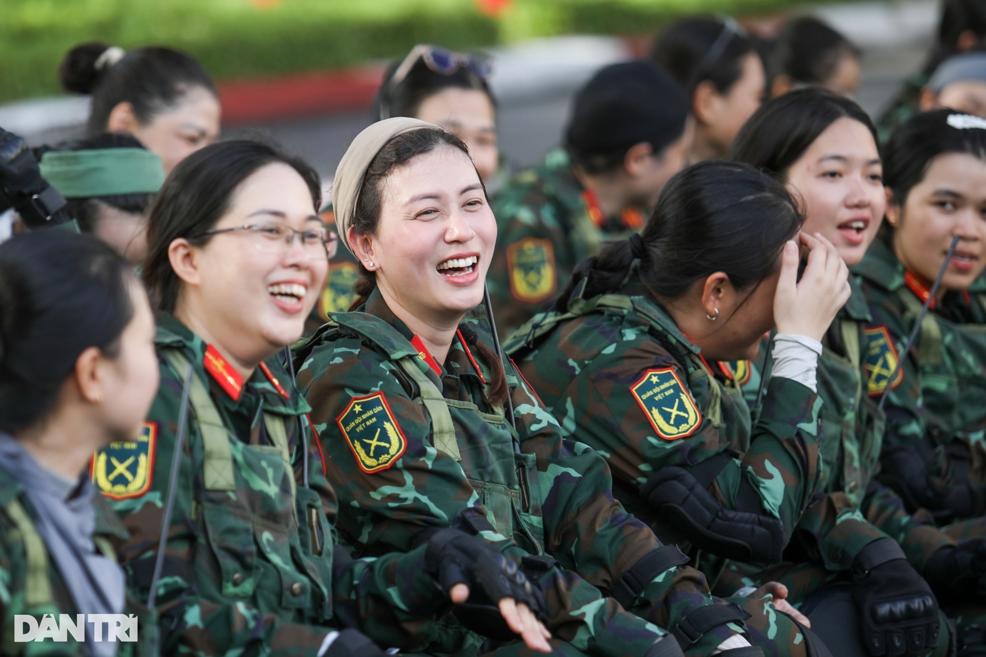 Đổ lửa trên thao trường tập luyện diễu binh mừng lễ 30/4 ở TPHCM - 12 Đổ lửa trên thao trường tập luyện diễu binh mừng lễ 30/4 ở TPHCM - 12