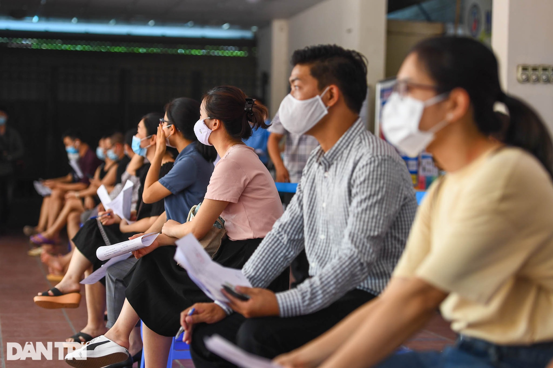 100 công dân đầu tiên ở Hà Nội được tiêm vắc xin theo đăng ký hộ gia đình - 1 100 công dân đầu tiên ở Hà Nội được tiêm vắc xin theo đăng ký hộ gia đình - 1