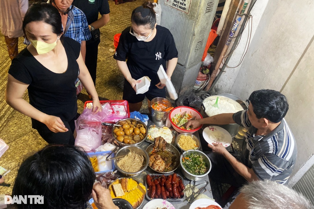 Quán cơm tấm bán theo giờ âm phủ khiến Trấn Thành, Việt Hương mê mẩn - 1