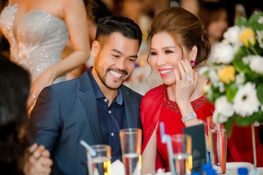 Hoa hậu Bùi Thị Hà được người đàn ông lạ tháp tùng đi sự kiện