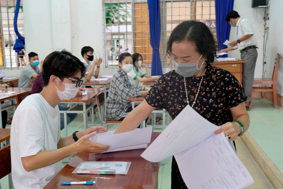 Một học sinh tại An Giang phải nhập viện khi đang thi môn Văn - 2 Một học sinh tại An Giang phải nhập viện khi đang thi môn Văn - 2