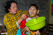 Vợ chồng nghèo vật vã nuôi con lớn bại não, lo con út thất học