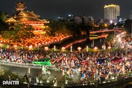 Hàng nghìn người dân đổ về lễ thả hoa đăng lớn nhất TPHCM