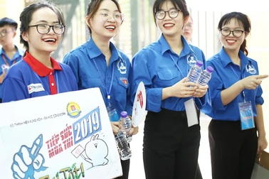 Nụ cười tình nguyện “hạ nhiệt” trường thi THPT quốc gia 2019