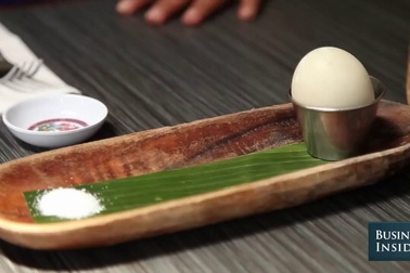 Du khách nước ngoài nhăn mặt, lè lưỡi khi lần đầu nếm thử trứng vịt lộn