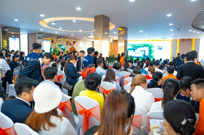 Đông đảo khách hàng giao dịch căn hộ Legacy Prime vào cuối tuần.