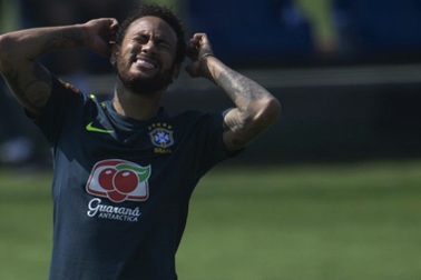 Sau cáo buộc hiếp dâm, Neymar chính thức nhận trát hầu toà