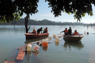 Bắt giữ vụ vận chuyển gỗ quý hiếm lớn nhất bằng đường sông