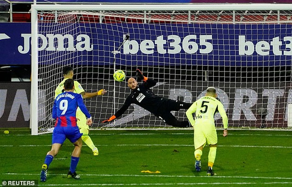Luis Suarez lập cú đúp, Atletico hơn Real Madrid đến 7 điểm - 3 Luis Suarez lập cú đúp, Atletico hơn Real Madrid đến 7 điểm - 3
