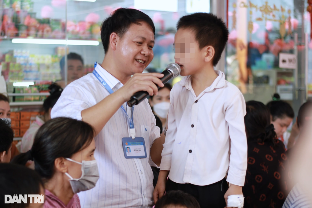 Bữa cơm tất niên của 2 cháu bé mắc bệnh xương hóa đá gây biến dạng mặt - 4 Bữa cơm tất niên của 2 cháu bé mắc bệnh xương hóa đá gây biến dạng mặt - 4