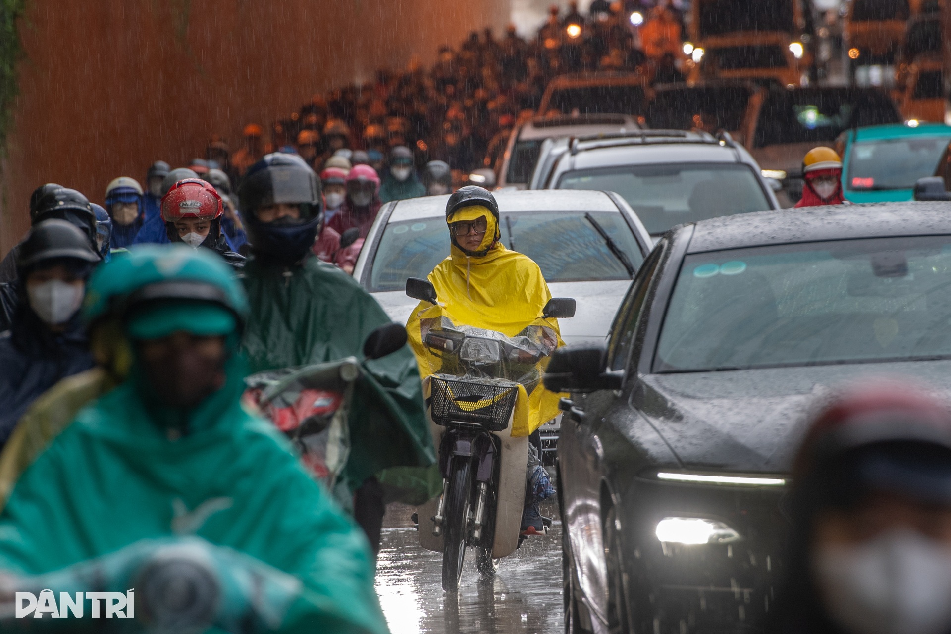 Mưa rả rích kéo dài, giao thông Hà Nội tê liệt nhiều tuyến đường - 4