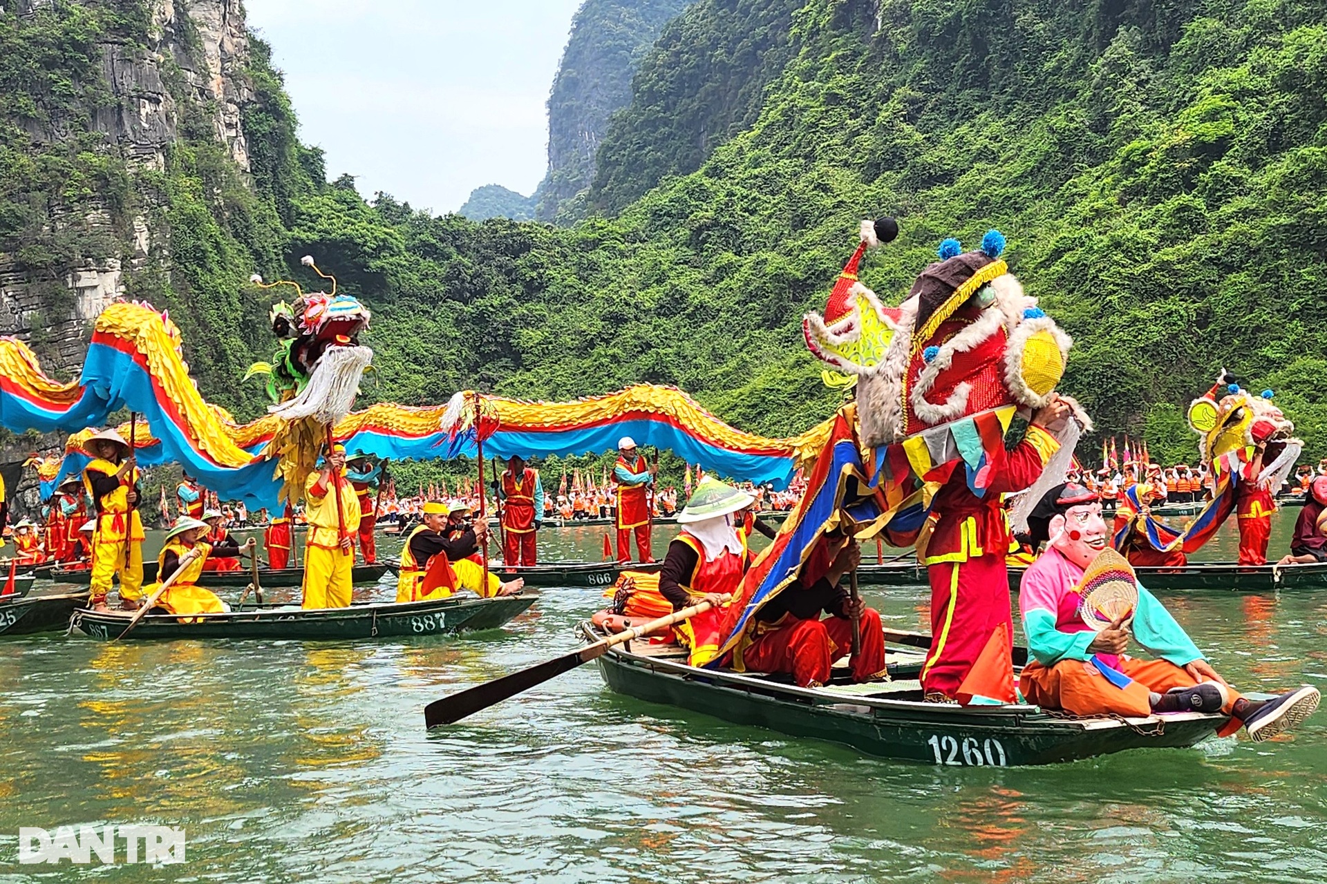 Hàng vạn người đổ về di sản thế giới dự lễ hội Tràng An - 9 Hàng vạn người đổ về di sản thế giới dự lễ hội Tràng An - 9