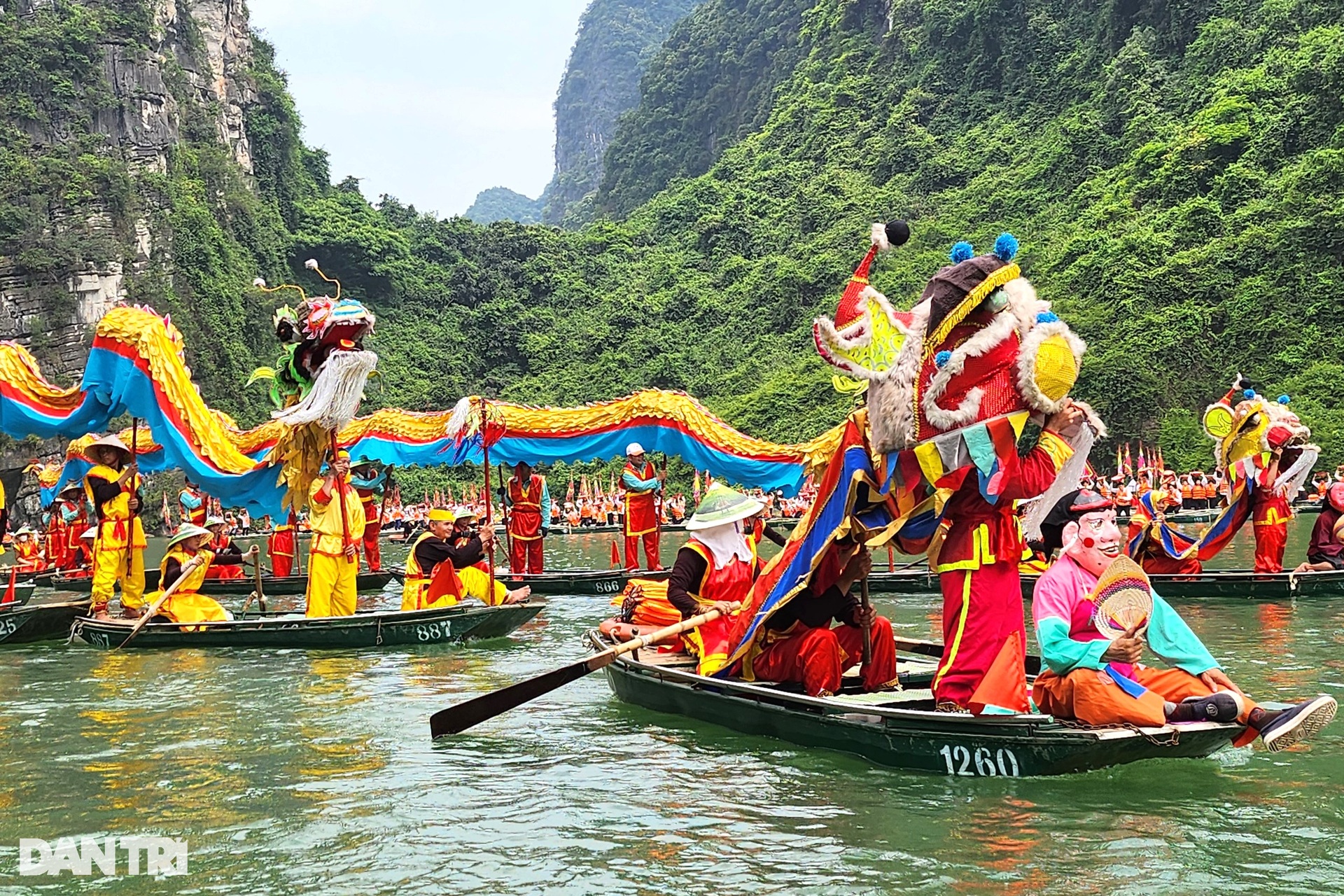 Hàng vạn người đổ về di sản thế giới dự lễ hội Tràng An - 9