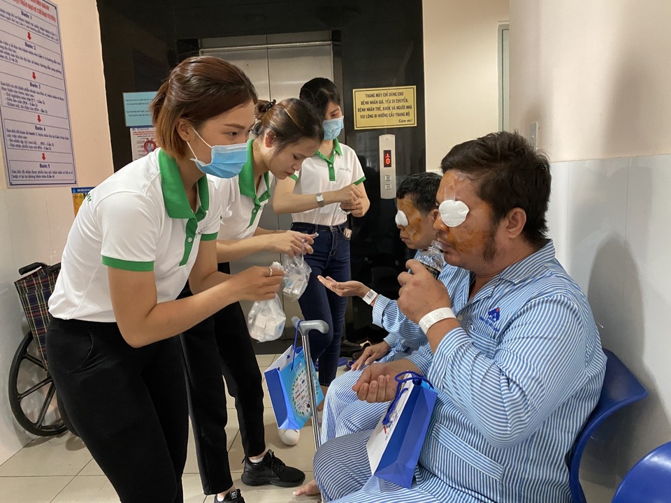 Trao cơ hội khám và mổ mắt miễn phí cho bà con vùng sâu vùng xa - 4 Trao cơ hội khám và mổ mắt miễn phí cho bà con vùng sâu vùng xa - 4