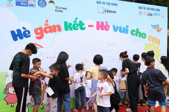 Trẻ em chia sẻ nhiều thông điệp của bản thân đến ngày hội.