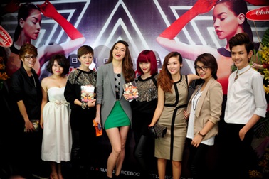 Thí sinh The Voice tới chúc mừng Hà Hồ