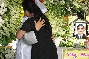NSND Lan Hương khóc ngằn ngặt, ôm chặt vợ NSND Thế Anh trong tang lễ