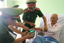 Công an đến tận giường bệnh cấp thẻ căn cước cho công dân