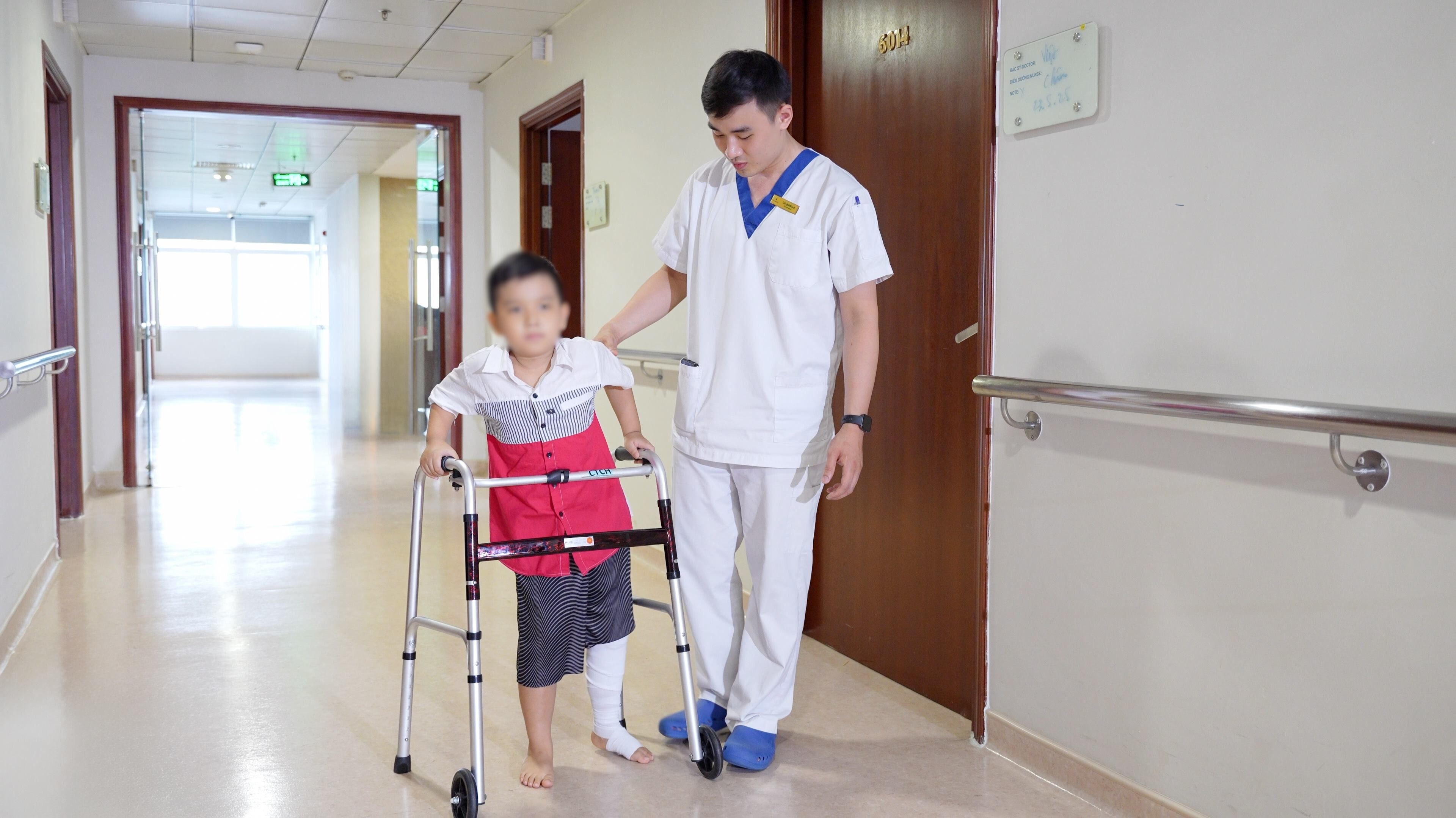 Vinmec lần đầu thay toàn bộ xương đùi cho bệnh nhi ung thư nhỏ tuổi - 2
