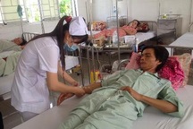 Hơn 40 người nhập viện cấp cứu sau ăn bánh mì mua tại chợ