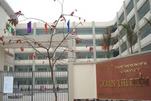 Hà Nội: Nam sinh lớp 8 ngã từ tầng 2 xuống đất