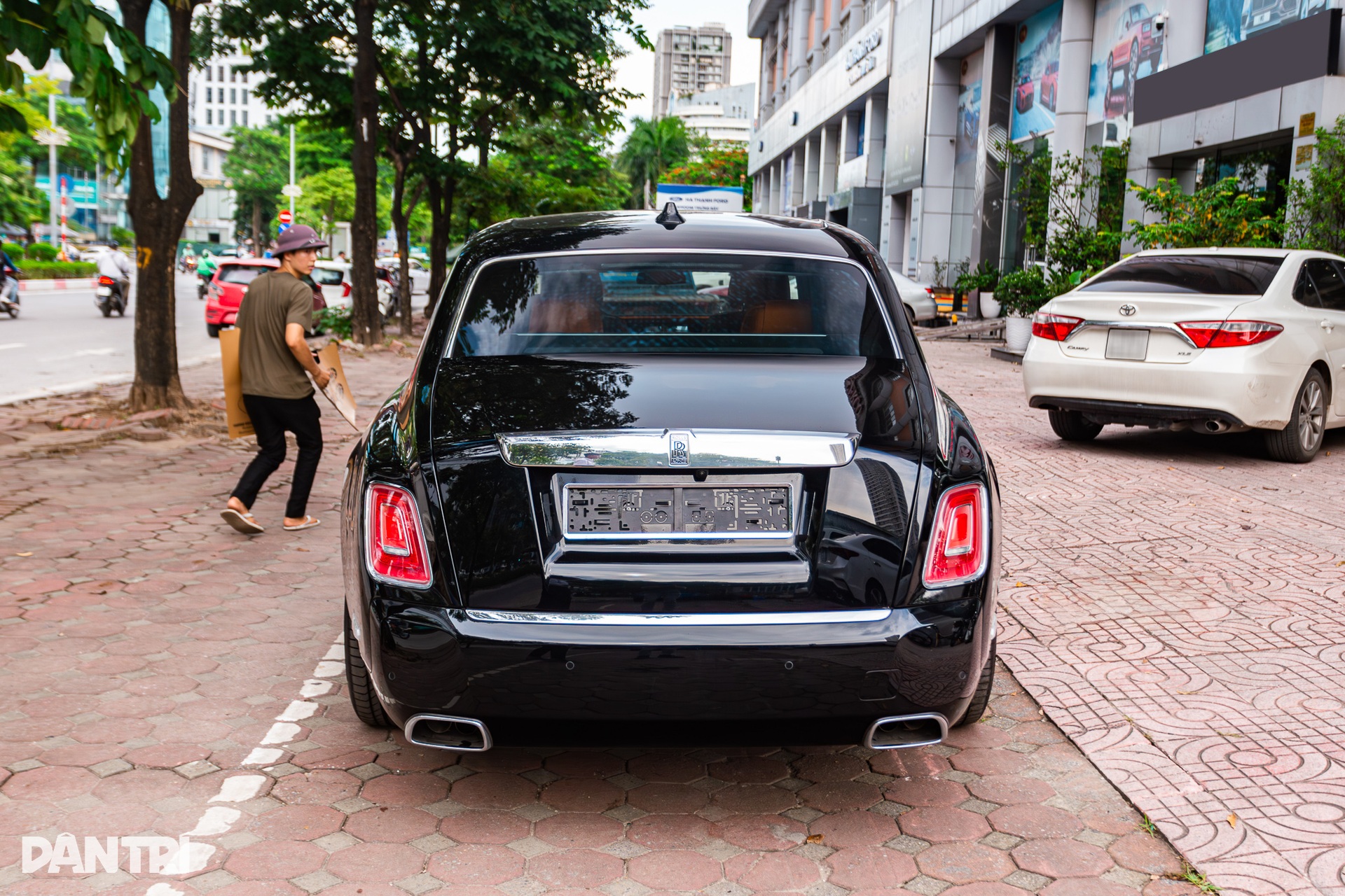 Rolls-Royce Phantom VIII chào giá 62 tỷ, rao 3 năm chưa tìm được người mua - 5