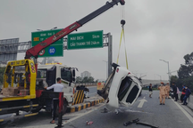 Hà Nội: Ô tô con "phơi bụng" trên đường Vành đai 3