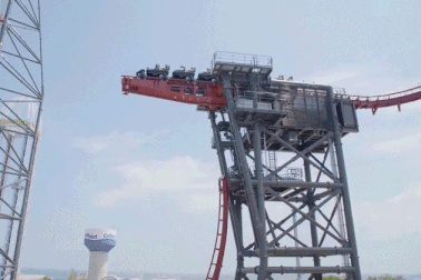 Khách trải nghiệm “rơi khỏi đường ray”, tàu cao tốc lơ lửng trên cao