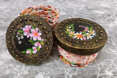 Sau túi xách, thầy giáo miền Tây cho "ra lò" hộp đựng quà từ… vỏ mì gói