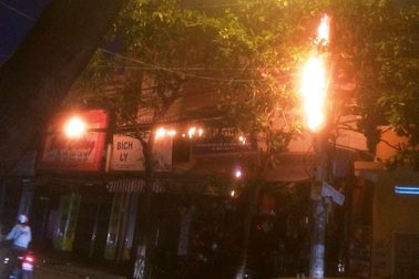 Bốt điện phát nổ giữa ngày nắng nóng, nhiều người vào nhà nghỉ trốn nóng