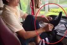 Xử nghiêm tài xế xe khách buông vô lăng để xỏ tất, đi giày