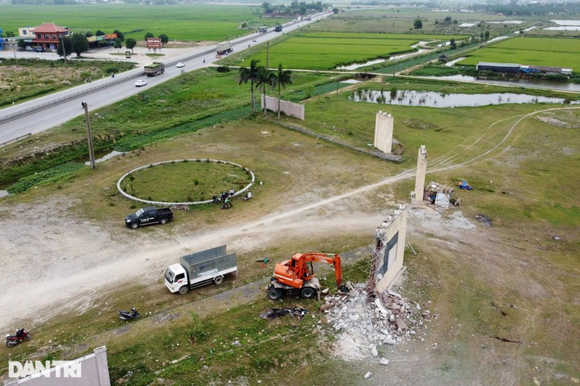 Cổng khu công nghiệp nghìn tỷ của FLC được tháo dỡ - 4 Cổng khu công nghiệp nghìn tỷ của FLC được tháo dỡ - 4