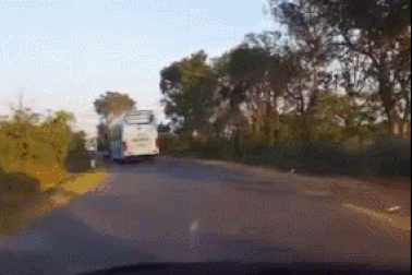 Xe khách vượt ẩu gây tai nạn rồi thản nhiên bỏ đi khiến nhiều người phẫn nộ