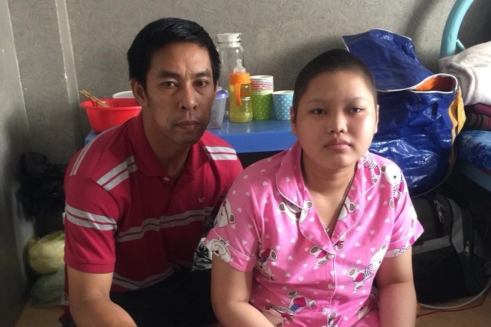 Gia đình kiệt quệ, thương bé gái có nguy cơ mù lòa vì khối u trong hốc mắt - 1 Gia đình kiệt quệ, thương bé gái có nguy cơ mù lòa vì khối u trong hốc mắt - 1