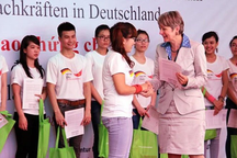 Gần 14.000 lao động đi nước ngoài, nửa tỉ USD "chảy" về nước mỗi năm