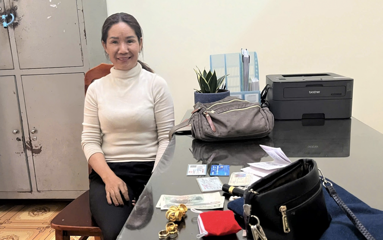 Peniaga wanita mengambil beg tangan yang mengandungi banyak emas, bernilai 320 juta VND - 1 Nữ tiểu thương nhặt được túi xách chứa nhiều vàng, trị giá 320 triệu đồng - 1