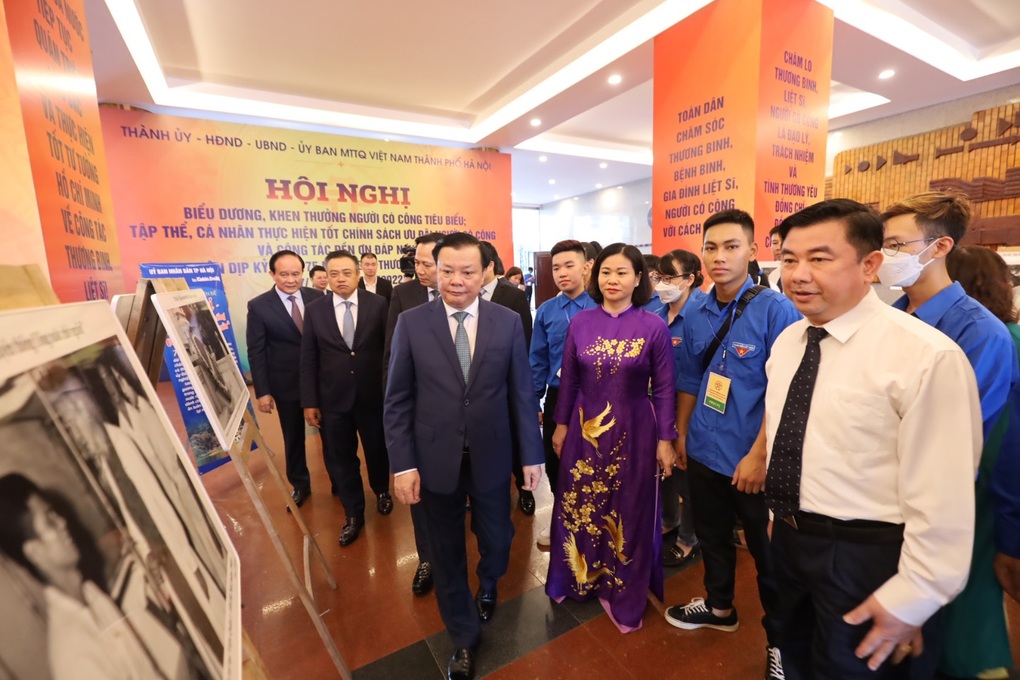 Trưng bày ảnh Hà Nội - Tiếp nối truyền thống Uống nước nhớ nguồn - 1 Trưng bày ảnh Hà Nội - Tiếp nối truyền thống Uống nước nhớ nguồn - 1
