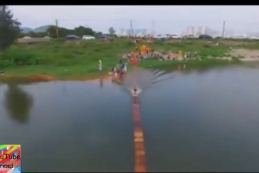 Màn trình diễn đi trên nước lập kỷ lục thế giới của Shi Liliang.