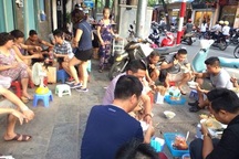Hà Nội: Loạn tình trạng “xà xẻo” vỉa hè kinh doanh trục lợi