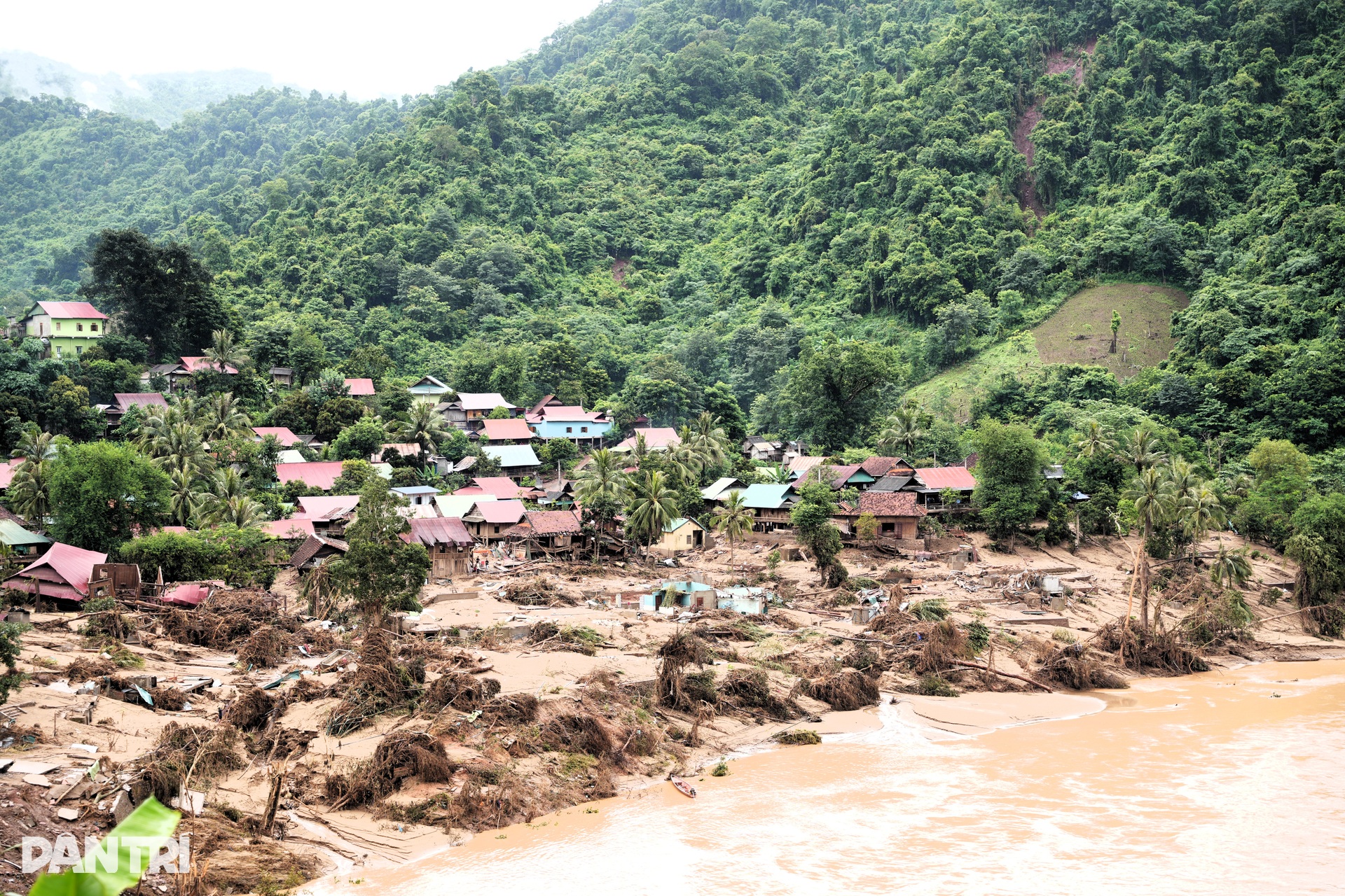 Cảnh hoang tàn ở vùng rốn lũ Mỹ Lý nhìn từ trên cao - 1 Cảnh hoang tàn ở vùng rốn lũ Mỹ Lý nhìn từ trên cao - 1