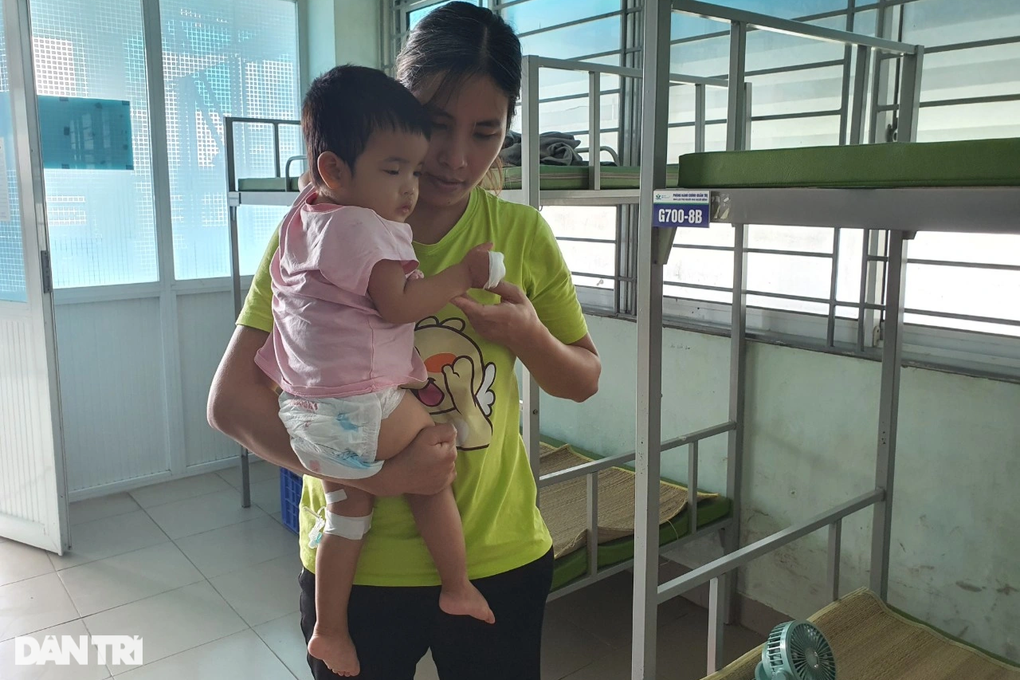 Hơn 320 triệu đồng của bạn đọc Dân trí đến với bé gái mắc bệnh hiếm gặp - 2 Hơn 320 triệu đồng của bạn đọc Dân trí đến với bé gái mắc bệnh hiếm gặp - 2