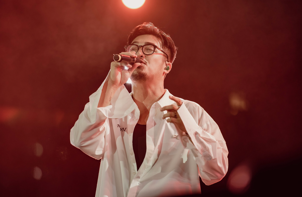 Vũ cháy hết mình trong concert Một vạn năm - 2 Vũ cháy hết mình trong concert Một vạn năm - 2