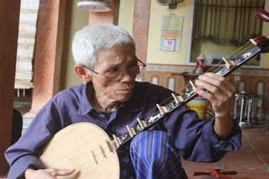 Người giữ nghề chế tác nhạc cụ truyền thống không bị mai một