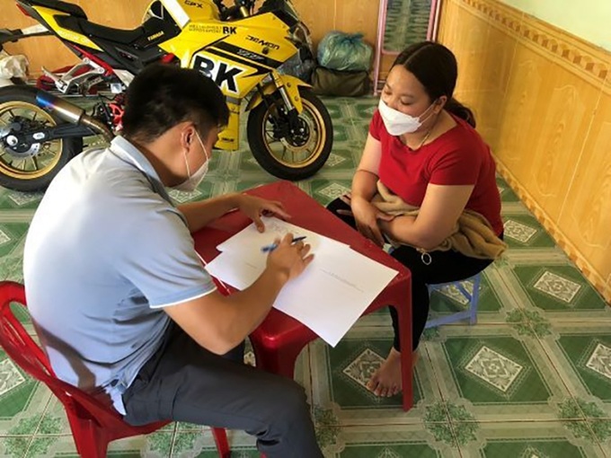 Phạm Thị Huyền làm việc với đại diện cơ quan chức năng