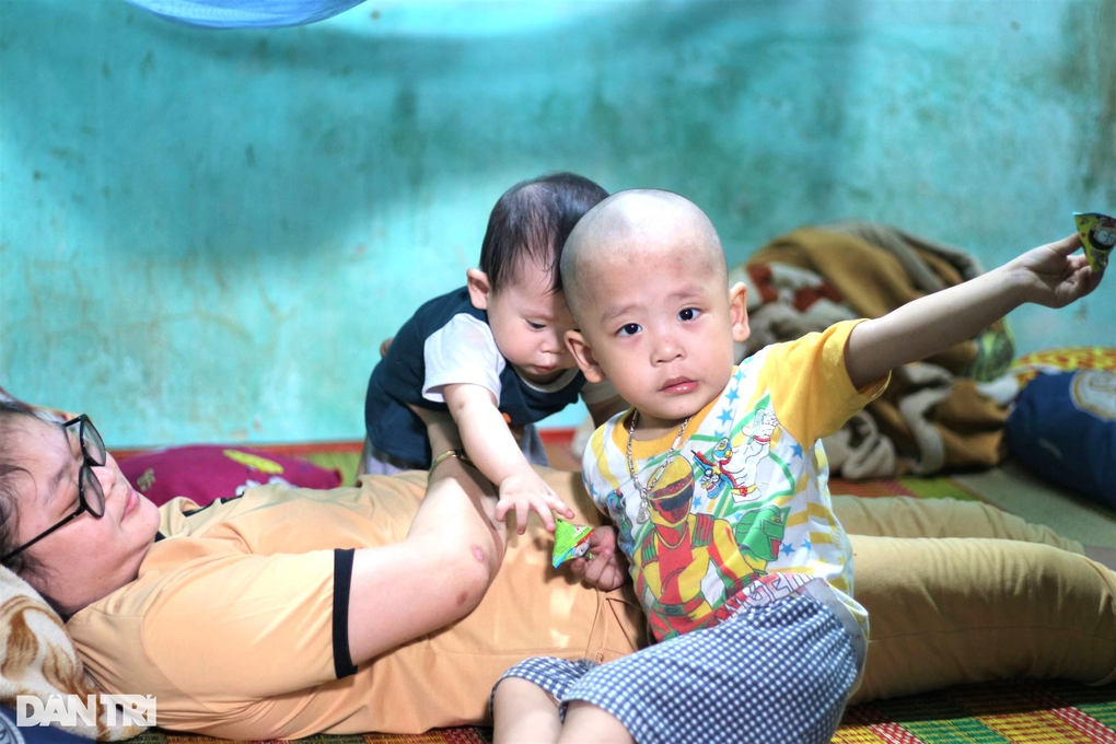 Ba tháng sau khi sinh, người mẹ trẻ liệt cả 2 chân - 1 Ba tháng sau khi sinh, người mẹ trẻ liệt cả 2 chân - 1