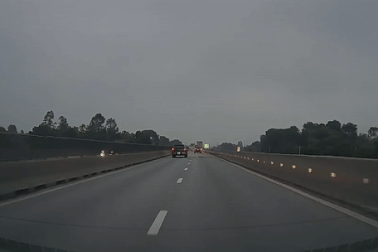 Vụ khe co giãn cao tốc bị bung, nhiều xe gặp nạn: Tài xế mong được hỗ trợ