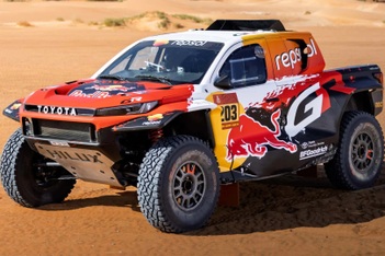 Toyota Hilux 2026 có bản đua, chuẩn bị cho giải "khốc liệt nhất hành tinh"