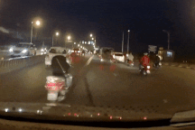 Người phụ nữ ngã xe trên cầu vì lý do hy hữu, đi xe máy nên xem để tránh