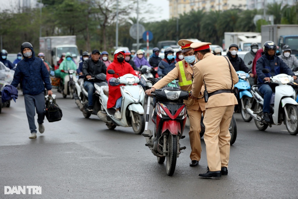 Vội đi làm, hàng loạt tài xế xe máy đi vào cao tốc Đại lộ Thăng Long - 1 Vội đi làm, hàng loạt tài xế xe máy đi vào cao tốc Đại lộ Thăng Long - 1